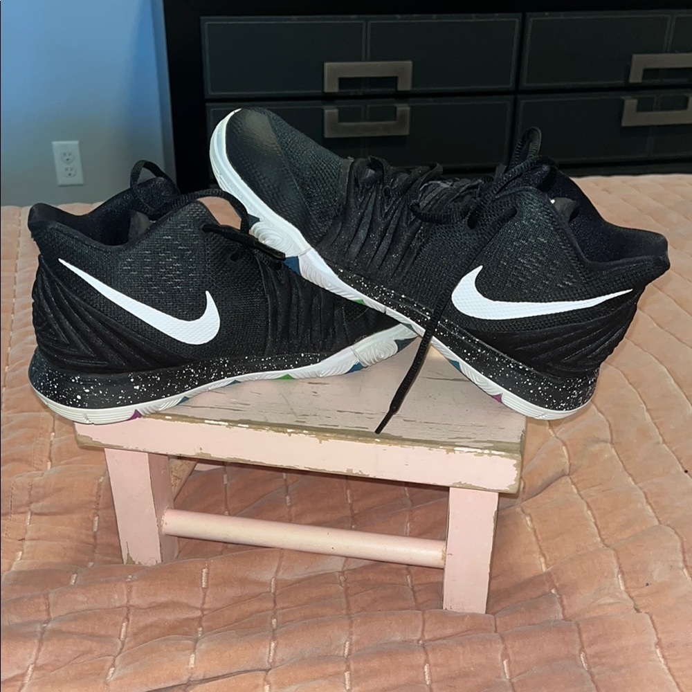 NBA Nike Kyrie Irving Azurie Elizabeth Basketball Shoes White/Black